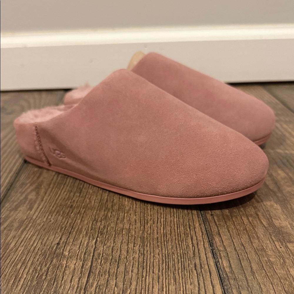 UGG Woman’s Soft Pink Slippers smoke free home - Picture 2 of 3